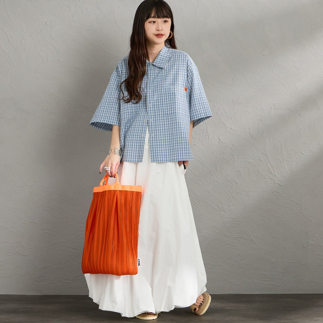 UNIVERSAL OVERALL [ユニバーサルオーバーオール] 別注 ショート丈 ビッグポケットシャツ [U2623157IN-JF] SAX CHK &&モデル身長：150cm 着用サイズ：F&&