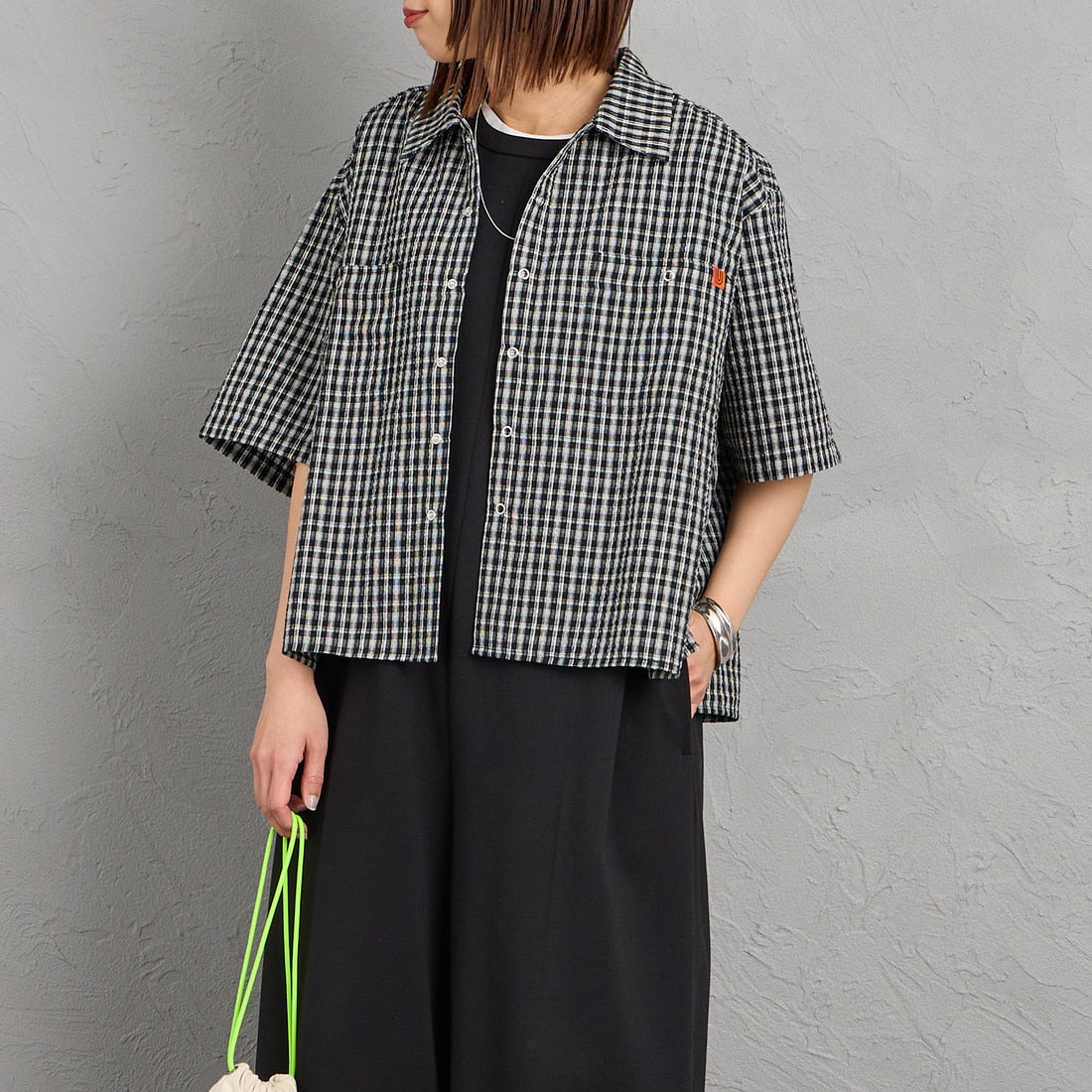 UNIVERSAL OVERALL [ユニバーサルオーバーオール] 別注 ショート丈 ビッグポケットシャツ [U2623157IN-JF] BLACK CHK &&モデル身長：159cm 着用サイズ：F&&