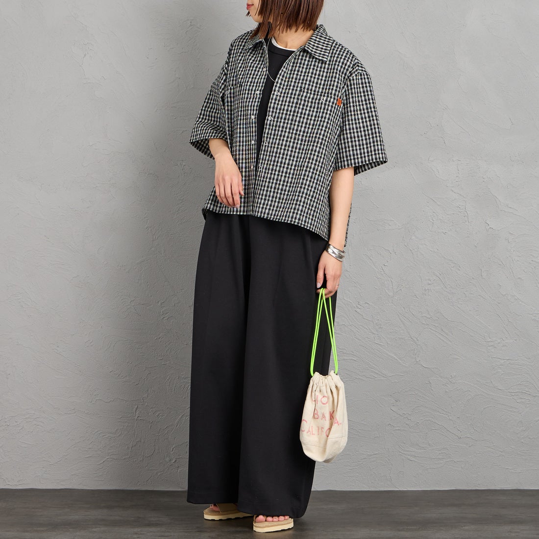 UNIVERSAL OVERALL [ユニバーサルオーバーオール] 別注 ショート丈 ビッグポケットシャツ [U2623157IN-JF] BLACK CHK &&モデル身長：159cm 着用サイズ：F&&