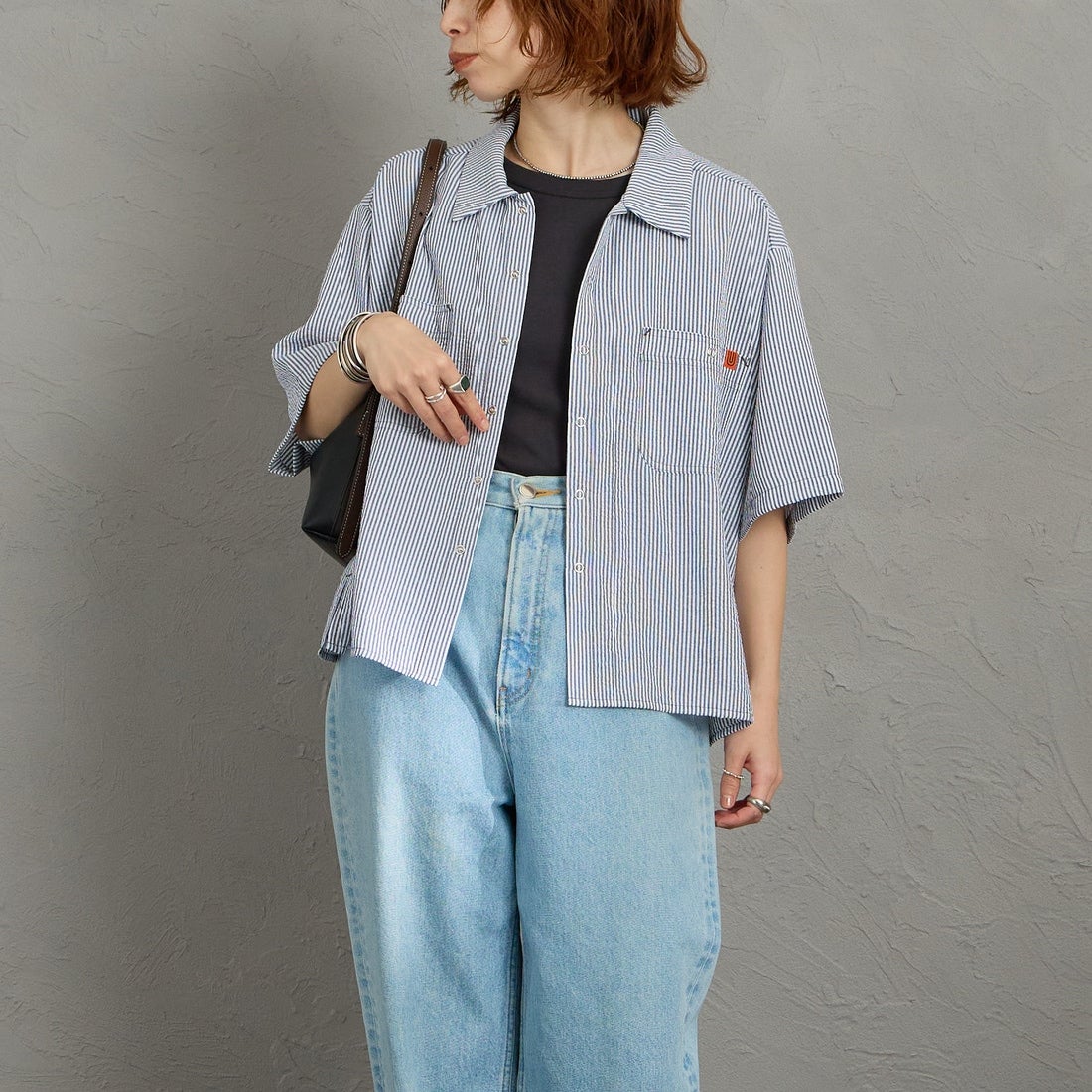 UNIVERSAL OVERALL [ユニバーサルオーバーオール] 別注 ショート丈 ビッグポケットシャツ [U2623157IN-JF] NAVY ST &&モデル身長：158cm 着用サイズ：F&&