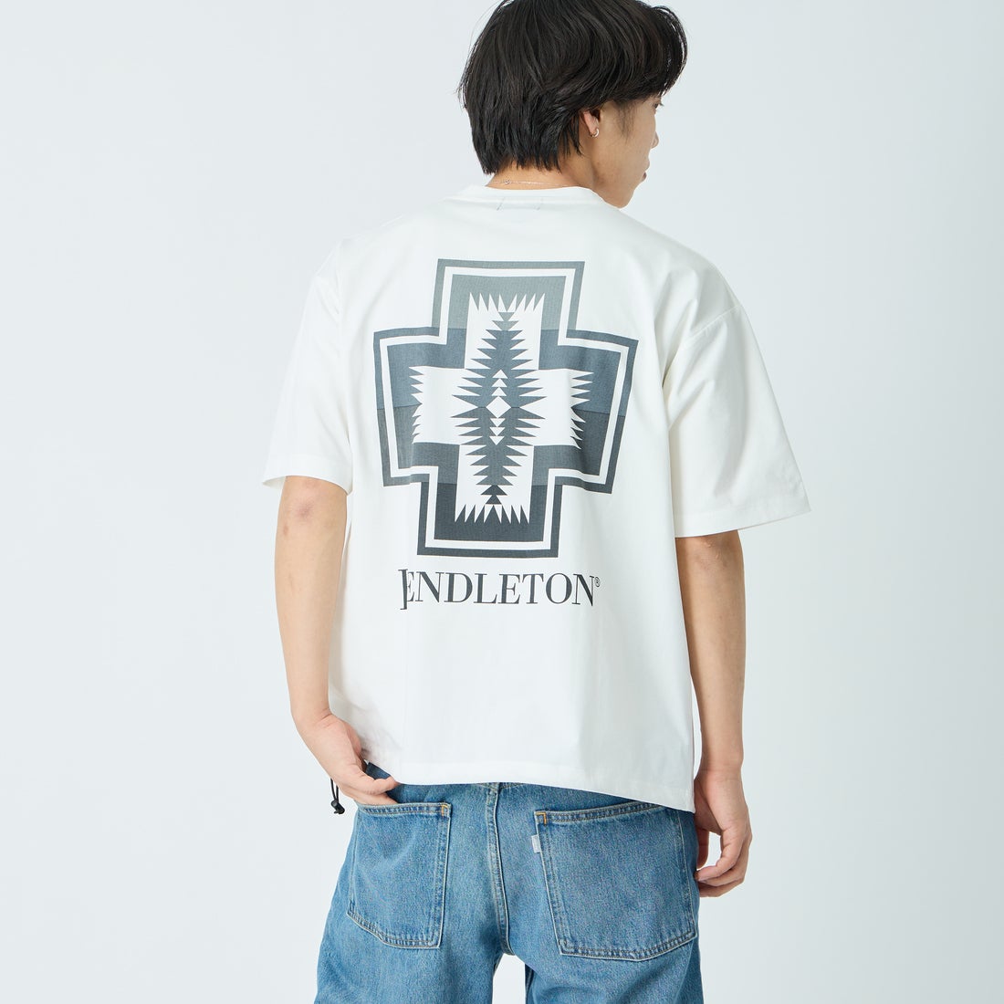 PENDLETON [ペンドルトン] 別注 ドローコード付き ネイティブ柄 バックプリントTシャツ [6275-4207-JF] WHITE &&モデル身長：179cm 着用サイズ：L&&