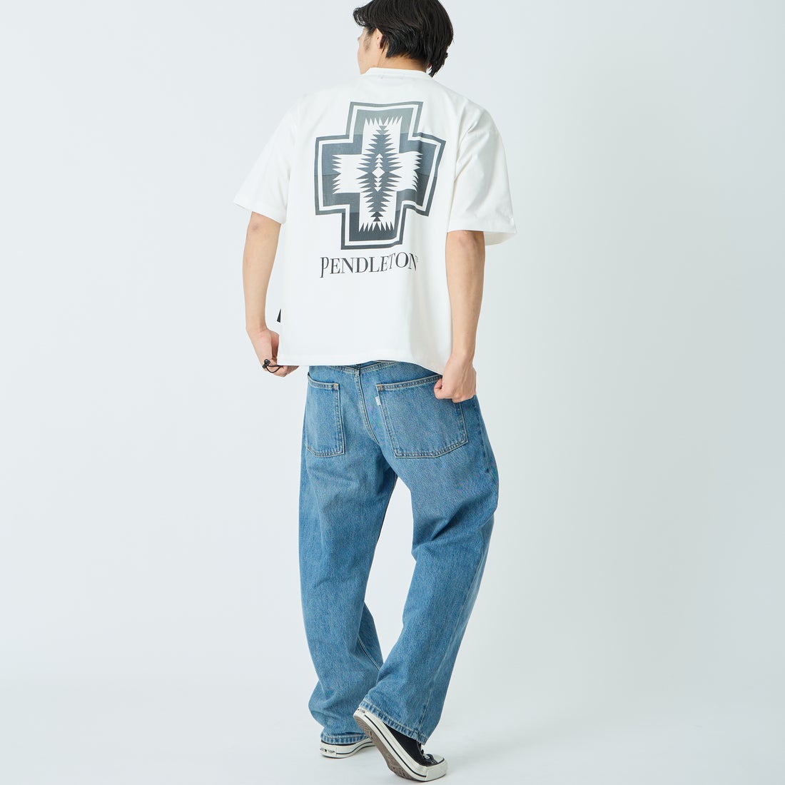 PENDLETON [ペンドルトン] 別注 ドローコード付き ネイティブ柄 バックプリントTシャツ [6275-4207-JF] WHITE &&モデル身長：179cm 着用サイズ：L&&