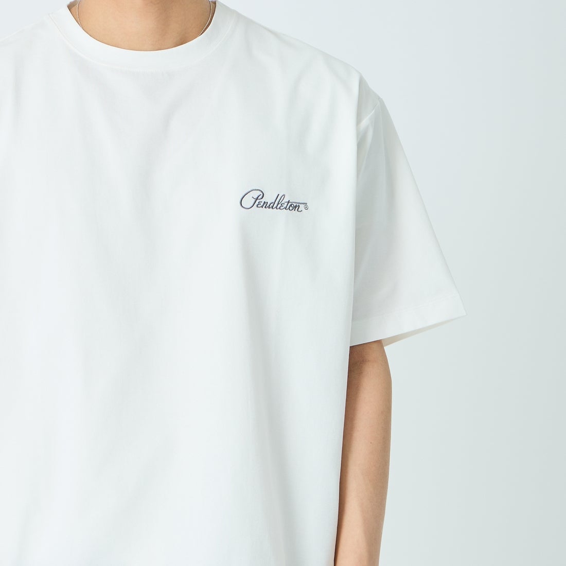 PENDLETON [ペンドルトン] 別注 ドローコード付き ネイティブ柄 バックプリントTシャツ [6275-4207-JF] WHITE &&モデル身長：179cm 着用サイズ：L&&