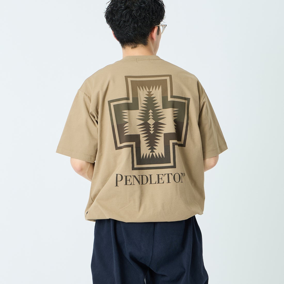 PENDLETON [ペンドルトン] 別注 ドローコード付き ネイティブ柄 バックプリントTシャツ [6275-4207-JF] TAN &&モデル身長：168cm 着用サイズ：M&&