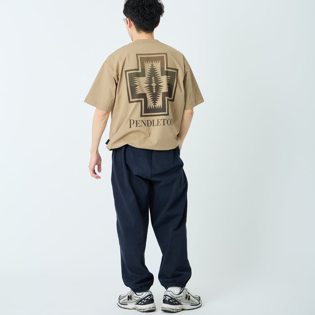 PENDLETON [ペンドルトン] 別注 ドローコード付き ネイティブ柄 バックプリントTシャツ [6275-4207-JF] TAN &&モデル身長：168cm 着用サイズ：M&&