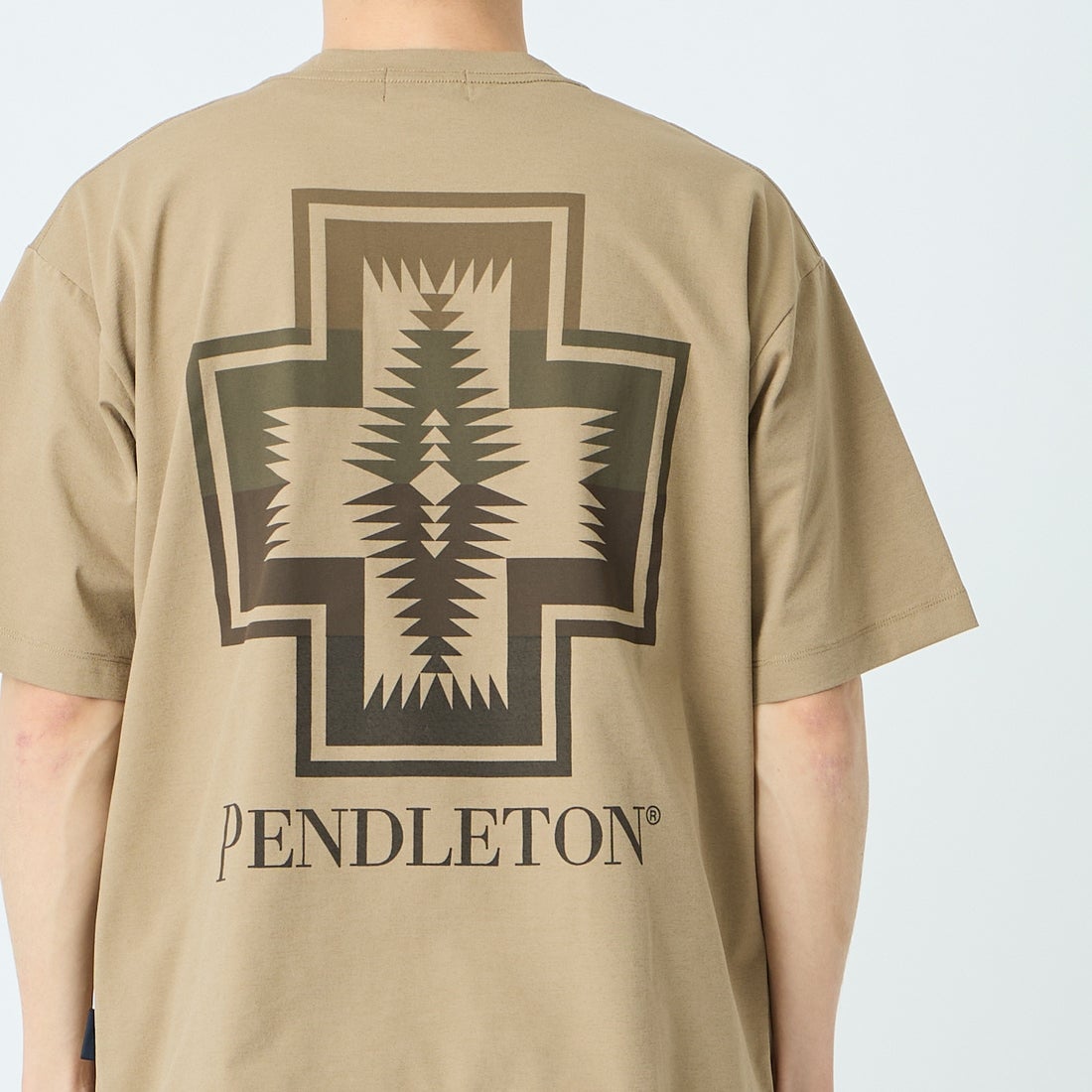 PENDLETON [ペンドルトン] 別注 ドローコード付き ネイティブ柄 バックプリントTシャツ [6275-4207-JF] TAN &&モデル身長：168cm 着用サイズ：M&&