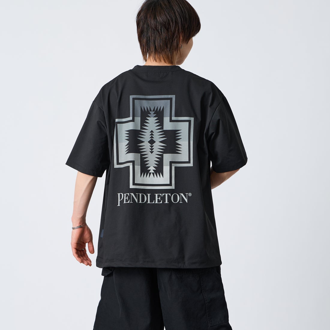 PENDLETON [ペンドルトン] 別注 ドローコード付き ネイティブ柄 バックプリントTシャツ [6275-4207-JF] BLACK &&モデル身長：177cm 着用サイズ：XL&&
