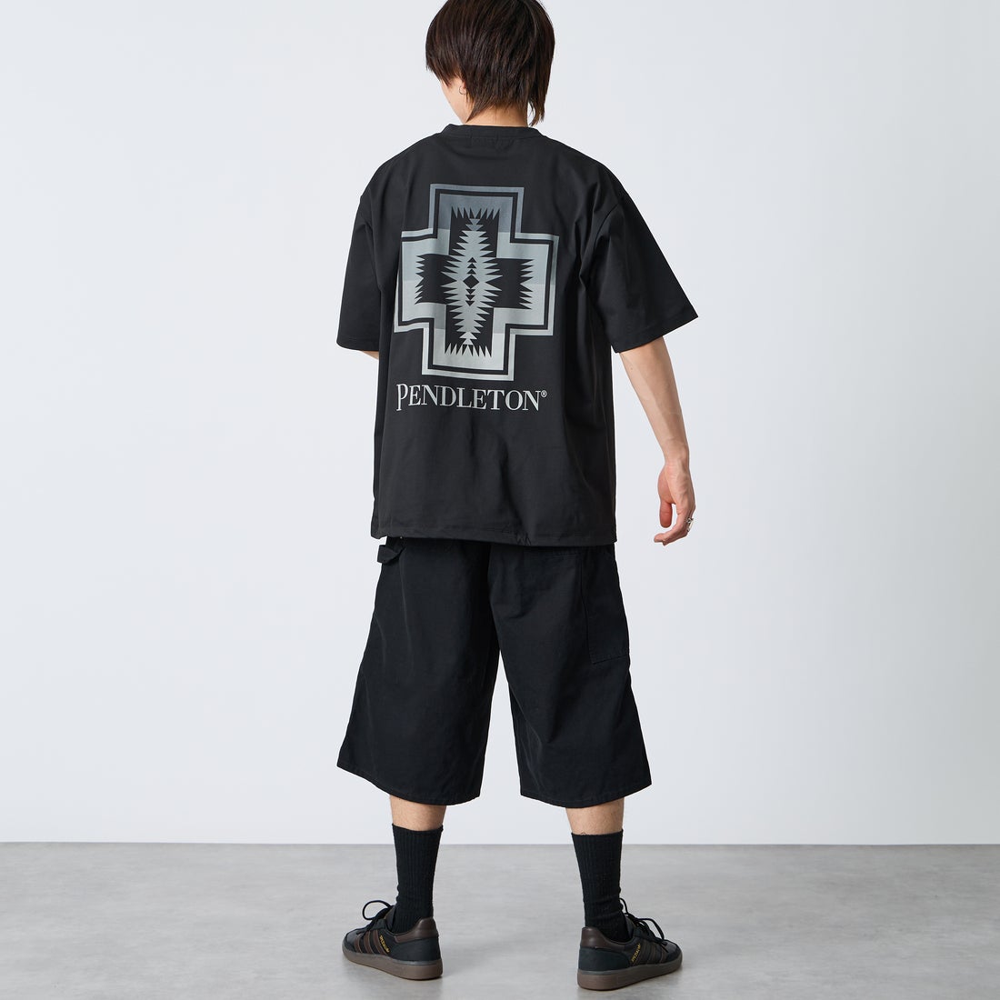 PENDLETON [ペンドルトン] 別注 ドローコード付き ネイティブ柄 バックプリントTシャツ [6275-4207-JF] BLACK &&モデル身長：177cm 着用サイズ：XL&&