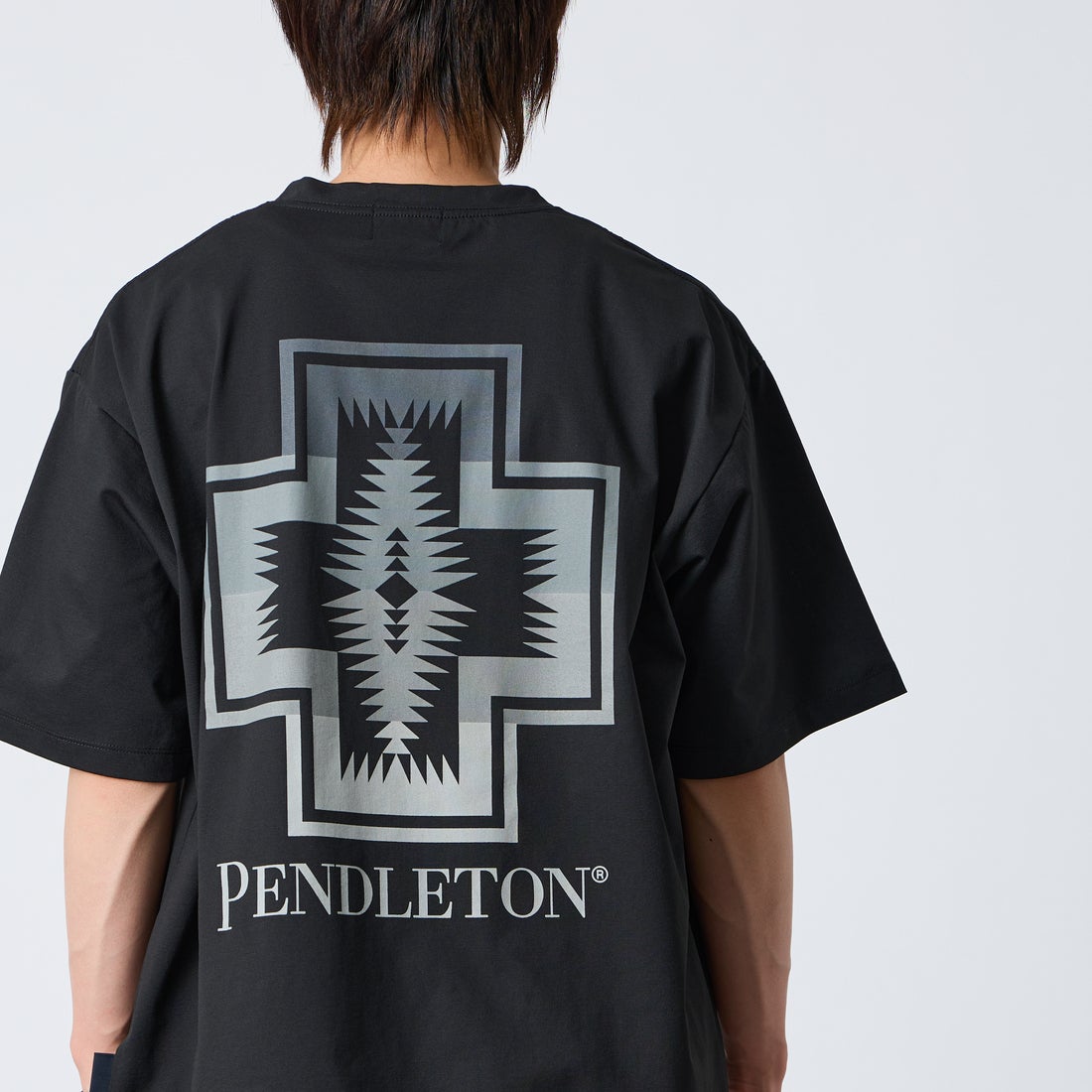 PENDLETON [ペンドルトン] 別注 ドローコード付き ネイティブ柄 バックプリントTシャツ [6275-4207-JF] BLACK &&モデル身長：177cm 着用サイズ：XL&&