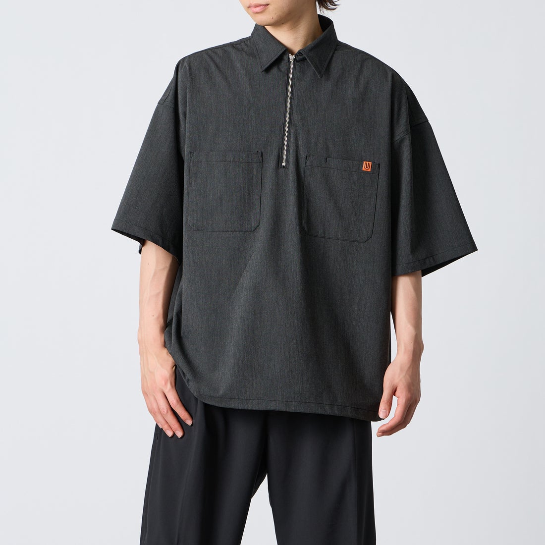 UNIVERSAL OVERALL [ユニバーサルオーバーオール] 別注 ハーフジップシャツ [U2611120IN-JF] CHARCOAL &&モデル身長：177cm 着用サイズ：L&&