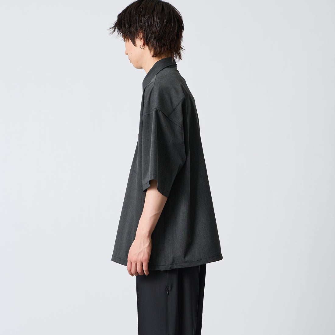 UNIVERSAL OVERALL [ユニバーサルオーバーオール] 別注 ハーフジップシャツ [U2611120IN-JF] CHARCOAL &&モデル身長：177cm 着用サイズ：L&&