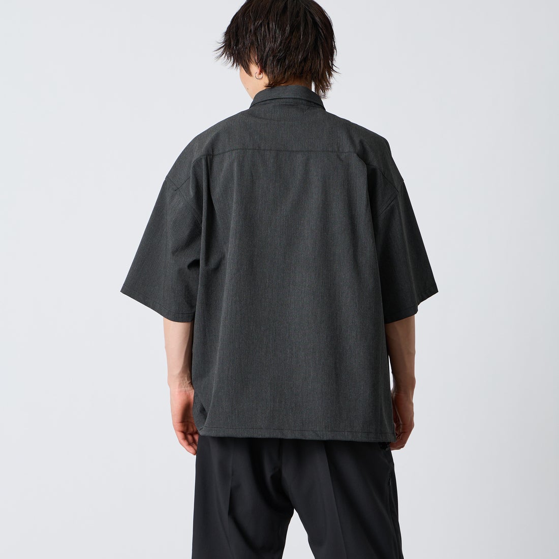 UNIVERSAL OVERALL [ユニバーサルオーバーオール] 別注 ハーフジップシャツ [U2611120IN-JF] CHARCOAL &&モデル身長：177cm 着用サイズ：L&&