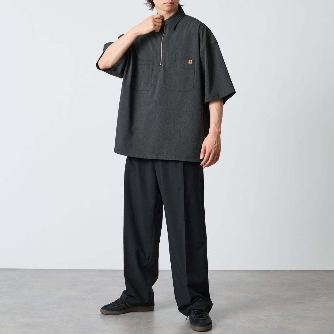 UNIVERSAL OVERALL [ユニバーサルオーバーオール] 別注 ハーフジップシャツ [U2611120IN-JF] CHARCOAL &&モデル身長：177cm 着用サイズ：L&&