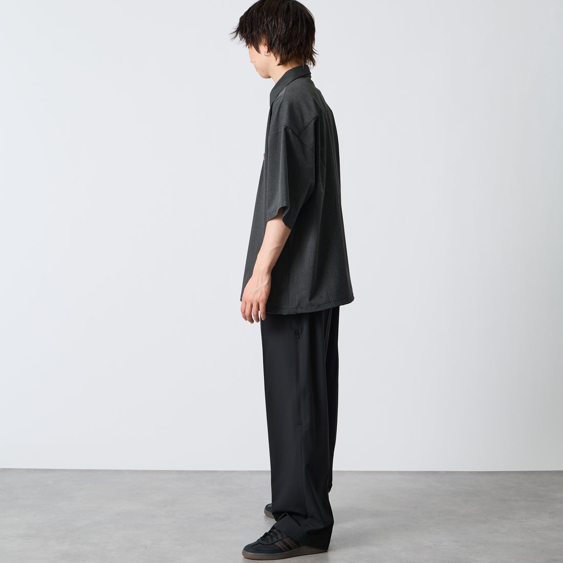 UNIVERSAL OVERALL [ユニバーサルオーバーオール] 別注 ハーフジップシャツ [U2611120IN-JF] CHARCOAL &&モデル身長：177cm 着用サイズ：L&&