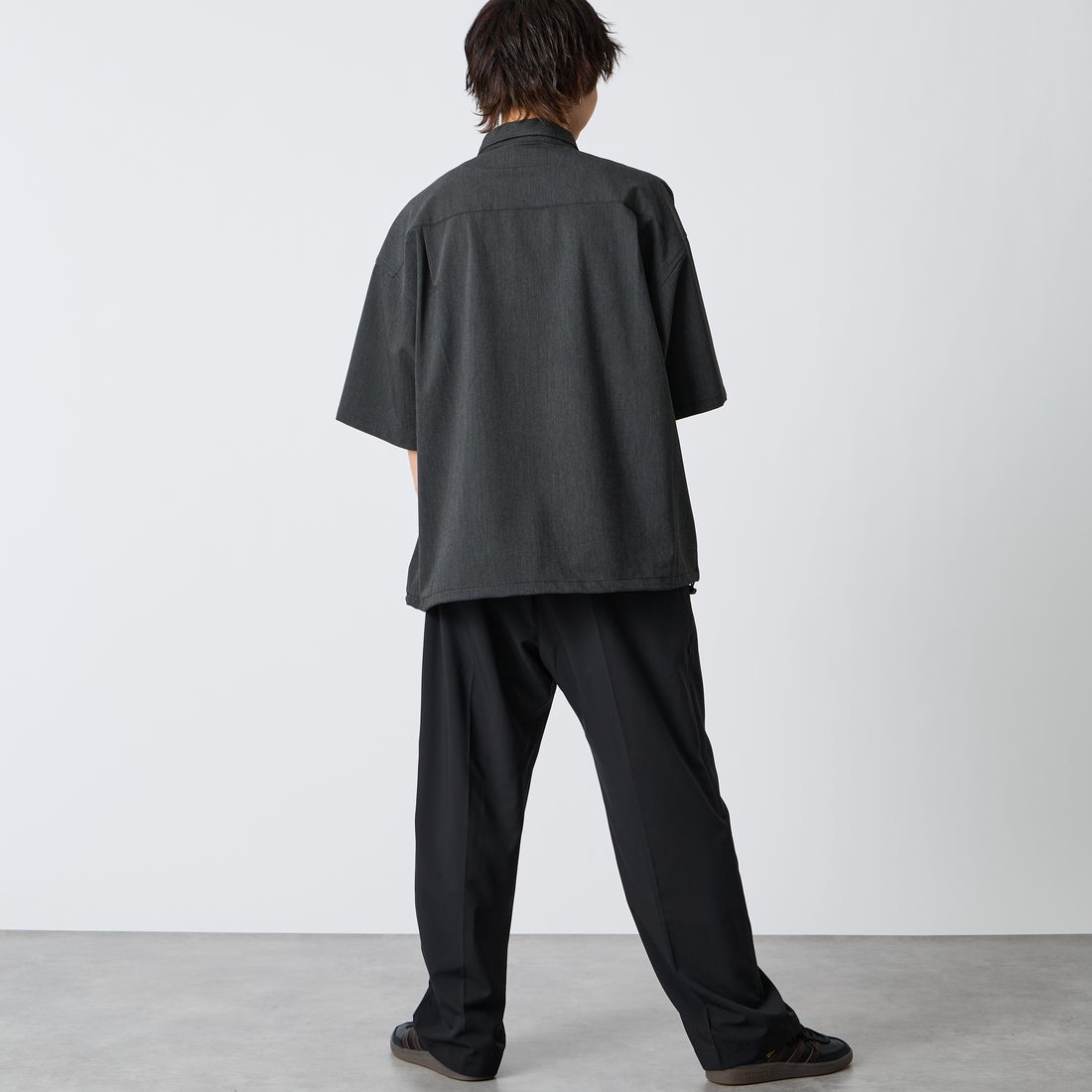 UNIVERSAL OVERALL [ユニバーサルオーバーオール] 別注 ハーフジップシャツ [U2611120IN-JF] CHARCOAL &&モデル身長：177cm 着用サイズ：L&&