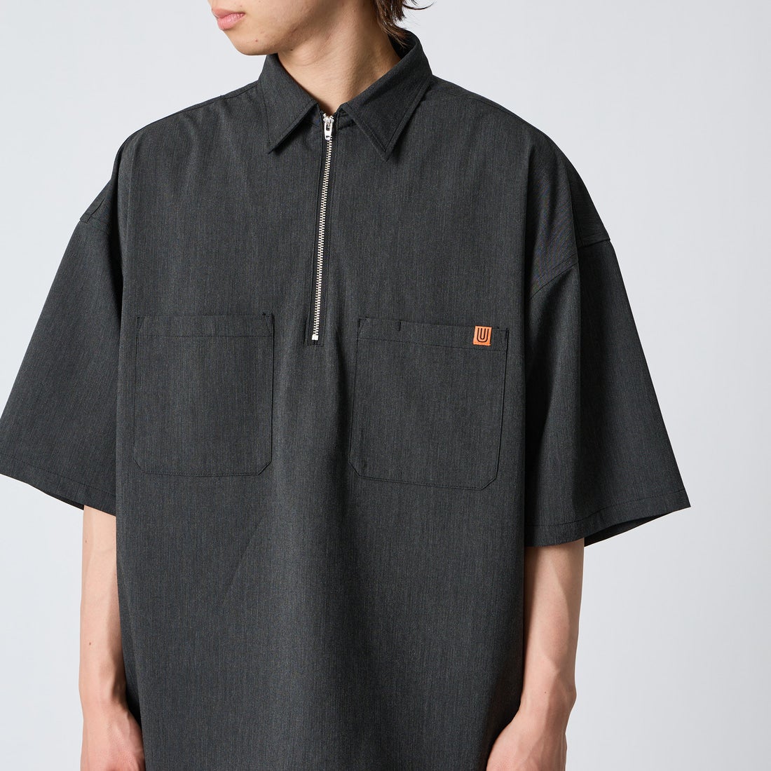 UNIVERSAL OVERALL [ユニバーサルオーバーオール] 別注 ハーフジップシャツ [U2611120IN-JF] CHARCOAL &&モデル身長：177cm 着用サイズ：L&&