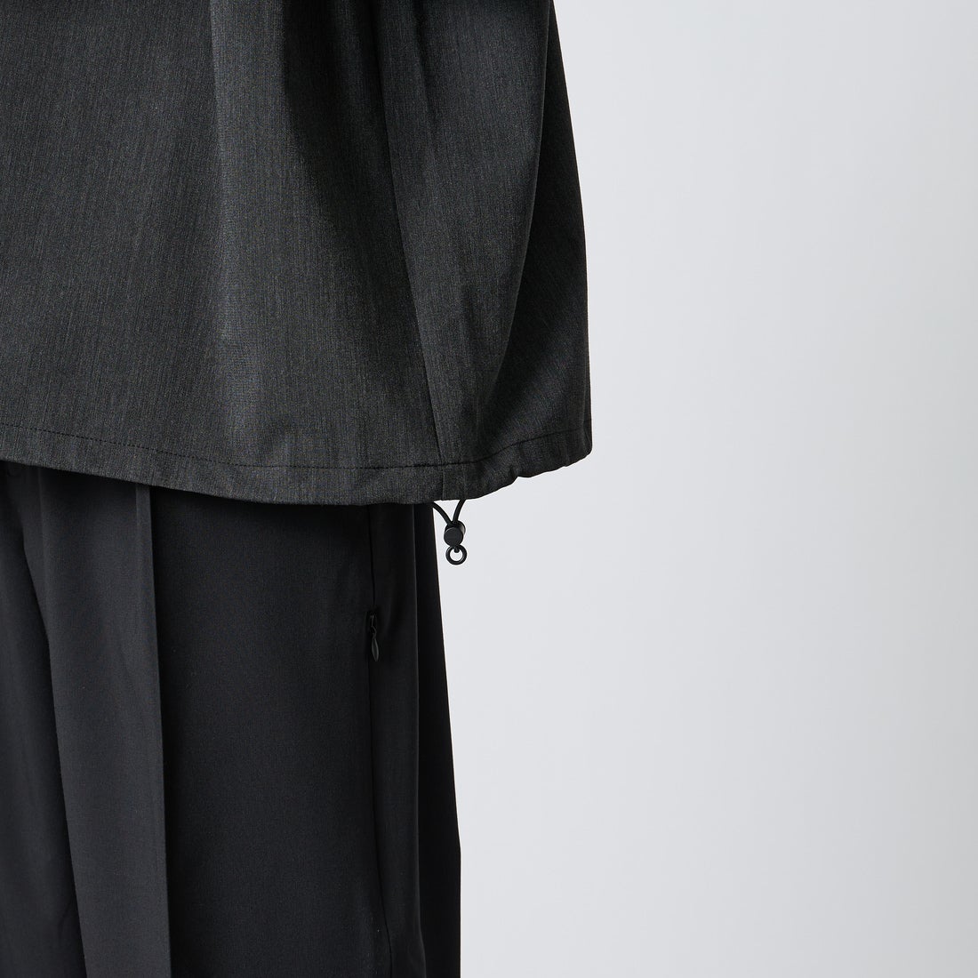 UNIVERSAL OVERALL [ユニバーサルオーバーオール] 別注 ハーフジップシャツ [U2611120IN-JF] CHARCOAL &&モデル身長：177cm 着用サイズ：L&&