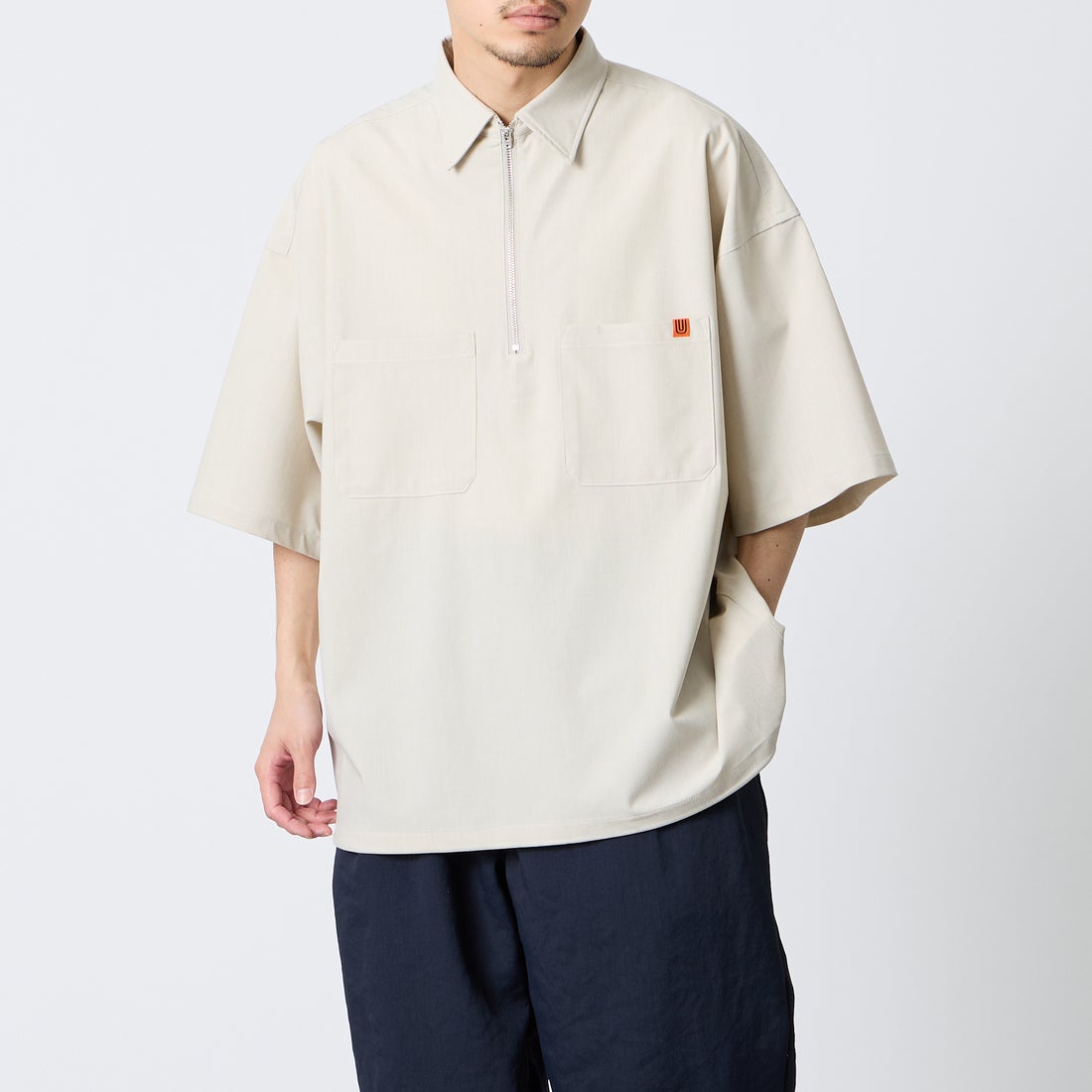 UNIVERSAL OVERALL [ユニバーサルオーバーオール] 別注 ハーフジップシャツ [U2611120IN-JF] BEIGE &&モデル身長：168cm 着用サイズ：L&&