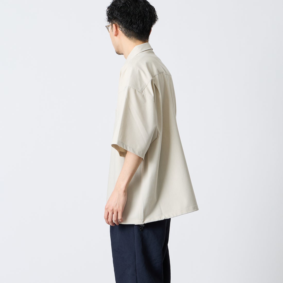 UNIVERSAL OVERALL [ユニバーサルオーバーオール] 別注 ハーフジップシャツ [U2611120IN-JF] BEIGE &&モデル身長：168cm 着用サイズ：L&&