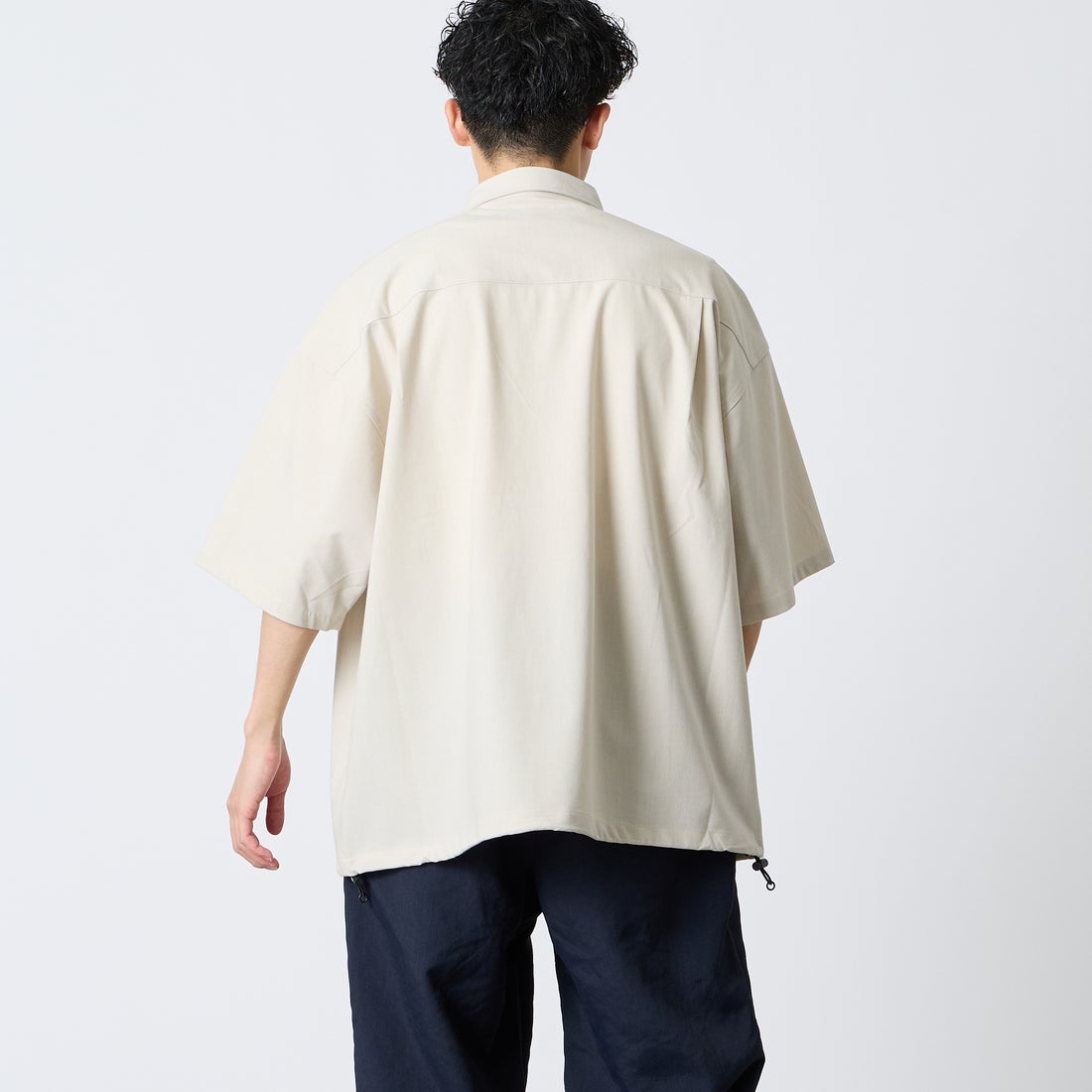 UNIVERSAL OVERALL [ユニバーサルオーバーオール] 別注 ハーフジップシャツ [U2611120IN-JF] BEIGE &&モデル身長：168cm 着用サイズ：L&&