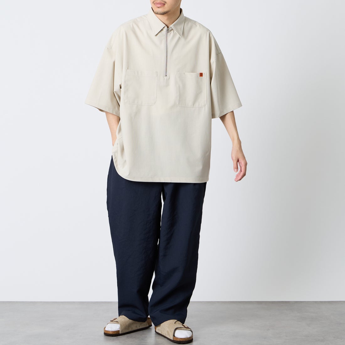 UNIVERSAL OVERALL [ユニバーサルオーバーオール] 別注 ハーフジップシャツ [U2611120IN-JF] BEIGE &&モデル身長：168cm 着用サイズ：L&&