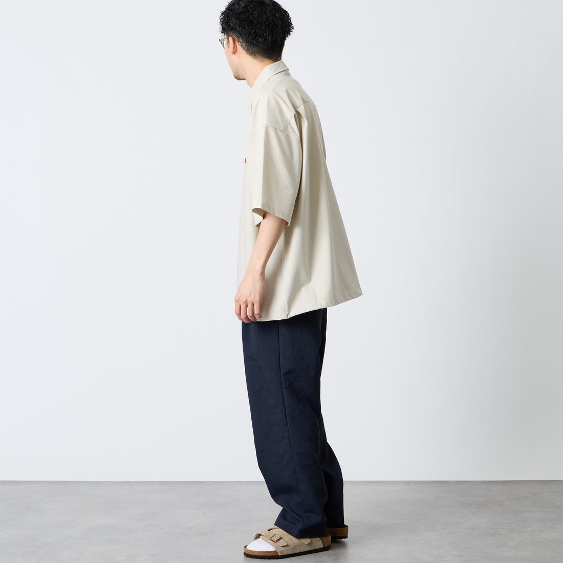 UNIVERSAL OVERALL [ユニバーサルオーバーオール] 別注 ハーフジップシャツ [U2611120IN-JF] BEIGE &&モデル身長：168cm 着用サイズ：L&&