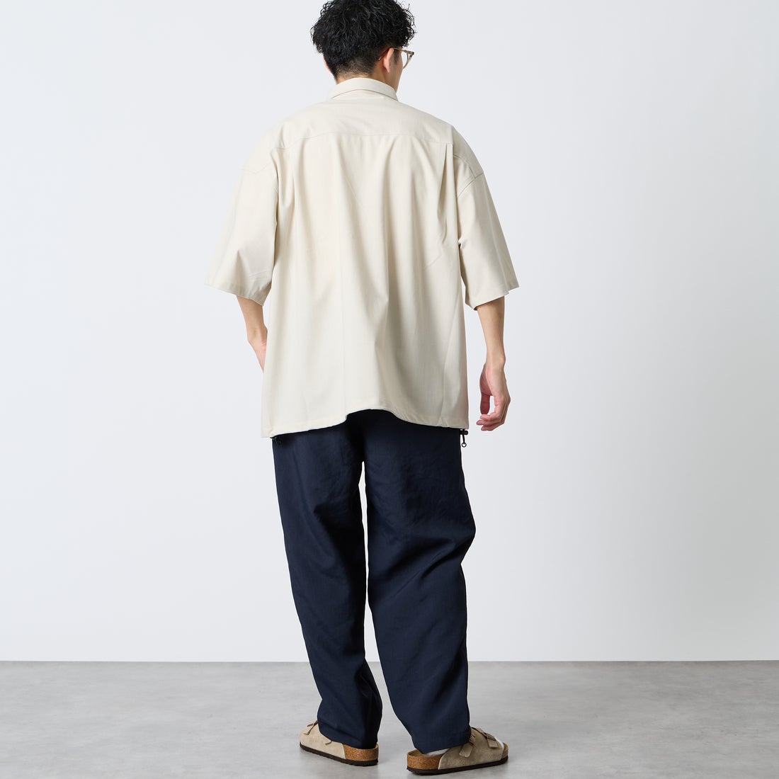 UNIVERSAL OVERALL [ユニバーサルオーバーオール] 別注 ハーフジップシャツ [U2611120IN-JF] BEIGE &&モデル身長：168cm 着用サイズ：L&&