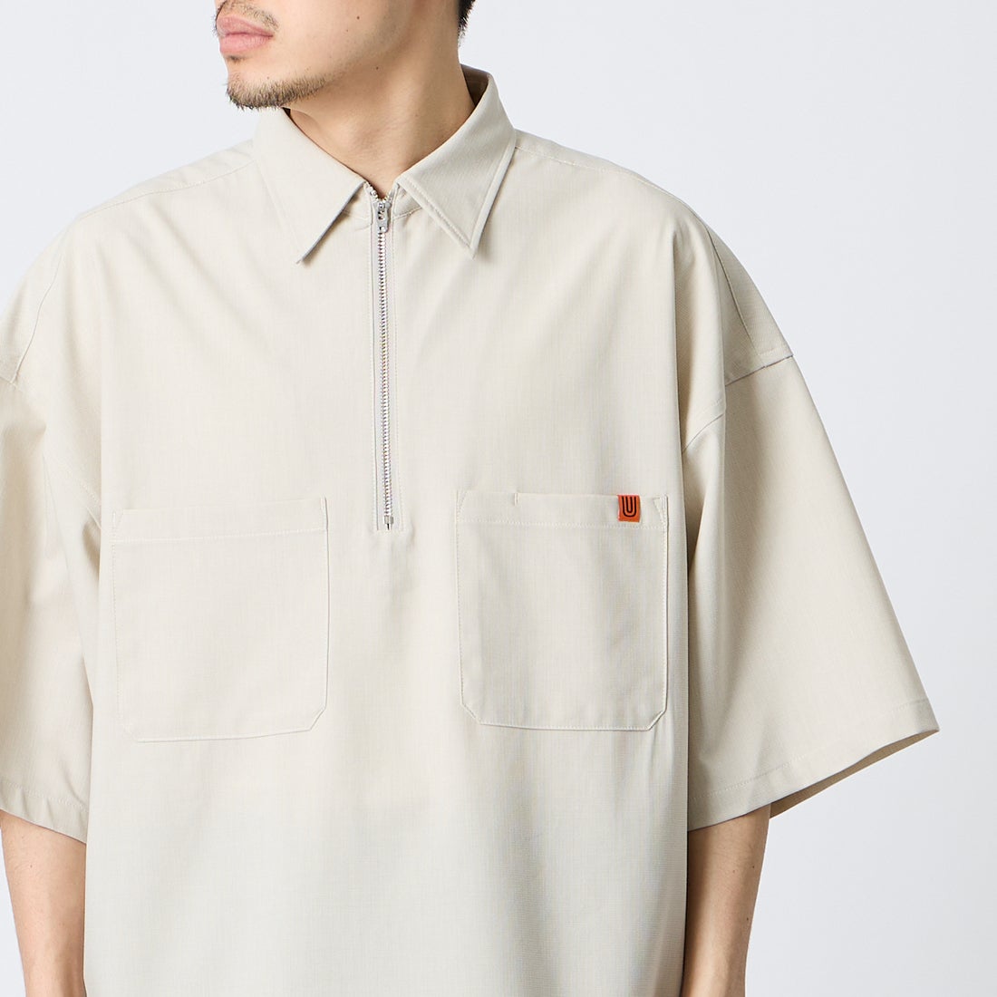 UNIVERSAL OVERALL [ユニバーサルオーバーオール] 別注 ハーフジップシャツ [U2611120IN-JF] BEIGE &&モデル身長：168cm 着用サイズ：L&&