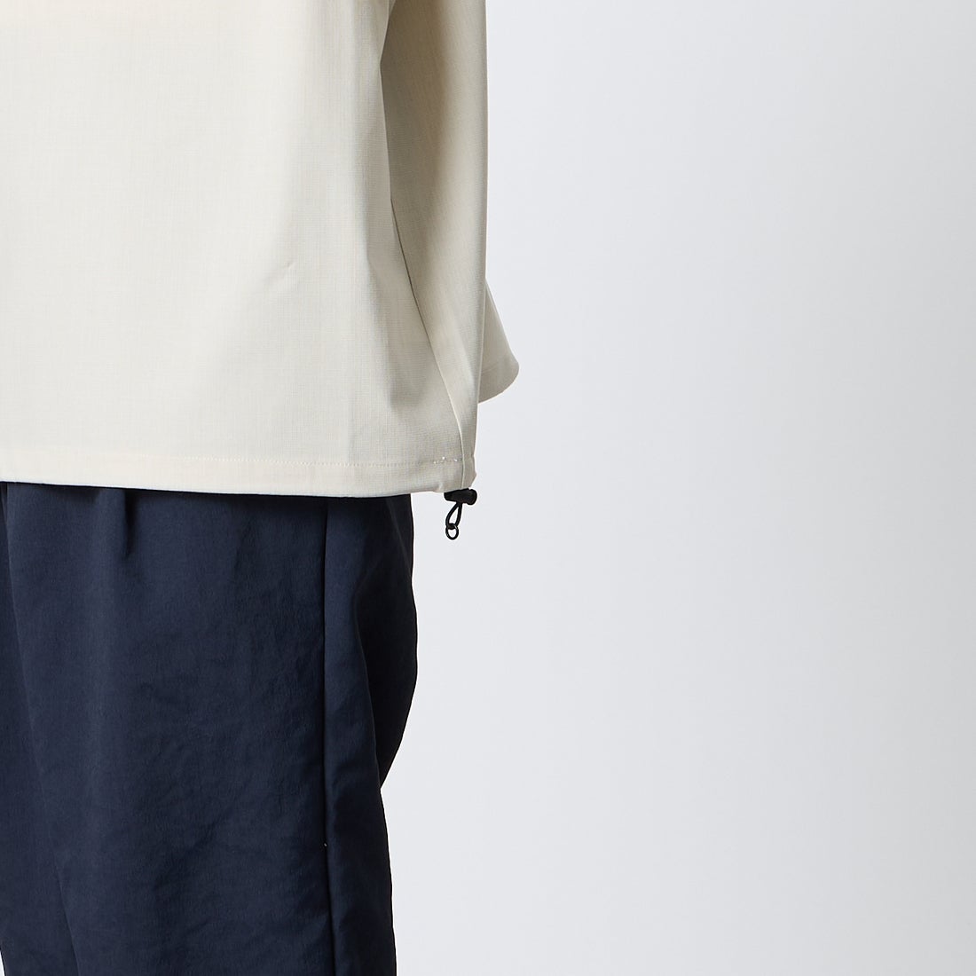 UNIVERSAL OVERALL [ユニバーサルオーバーオール] 別注 ハーフジップシャツ [U2611120IN-JF] BEIGE &&モデル身長：168cm 着用サイズ：L&&