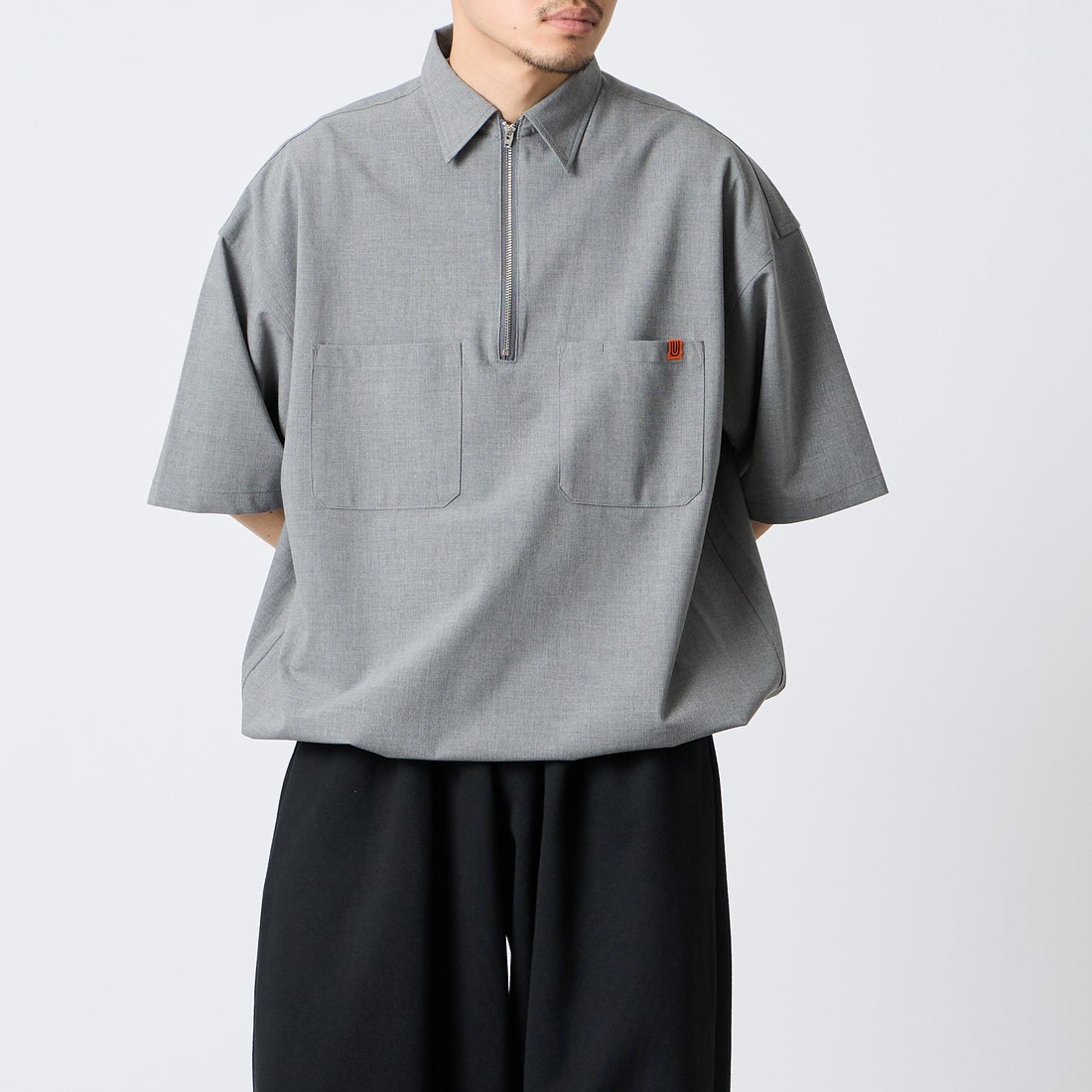 UNIVERSAL OVERALL [ユニバーサルオーバーオール] 別注 ハーフジップシャツ [U2611120IN-JF] LT.GRAY &&モデル身長：168cm 着用サイズ：M&&