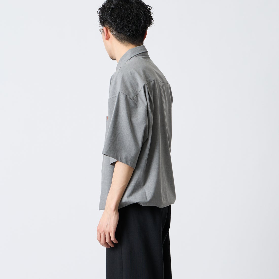 UNIVERSAL OVERALL [ユニバーサルオーバーオール] 別注 ハーフジップシャツ [U2611120IN-JF] LT.GRAY &&モデル身長：168cm 着用サイズ：M&&