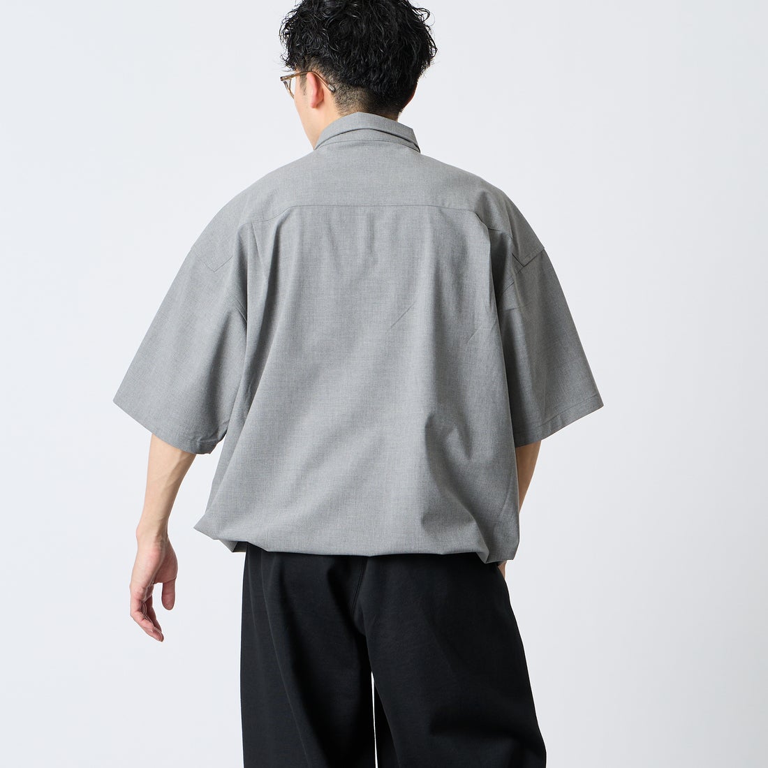 UNIVERSAL OVERALL [ユニバーサルオーバーオール] 別注 ハーフジップシャツ [U2611120IN-JF] LT.GRAY &&モデル身長：168cm 着用サイズ：M&&