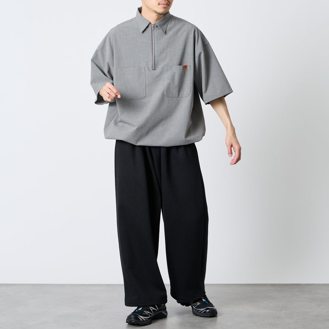 UNIVERSAL OVERALL [ユニバーサルオーバーオール] 別注 ハーフジップシャツ [U2611120IN-JF] LT.GRAY &&モデル身長：168cm 着用サイズ：M&&