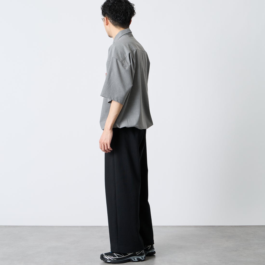 UNIVERSAL OVERALL [ユニバーサルオーバーオール] 別注 ハーフジップシャツ [U2611120IN-JF] LT.GRAY &&モデル身長：168cm 着用サイズ：M&&