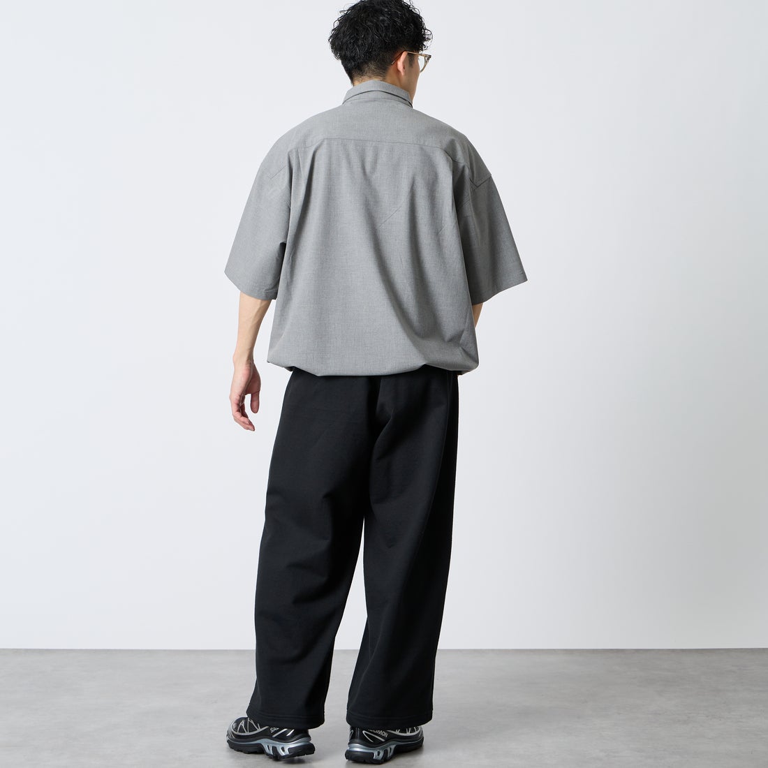 UNIVERSAL OVERALL [ユニバーサルオーバーオール] 別注 ハーフジップシャツ [U2611120IN-JF] LT.GRAY &&モデル身長：168cm 着用サイズ：M&&