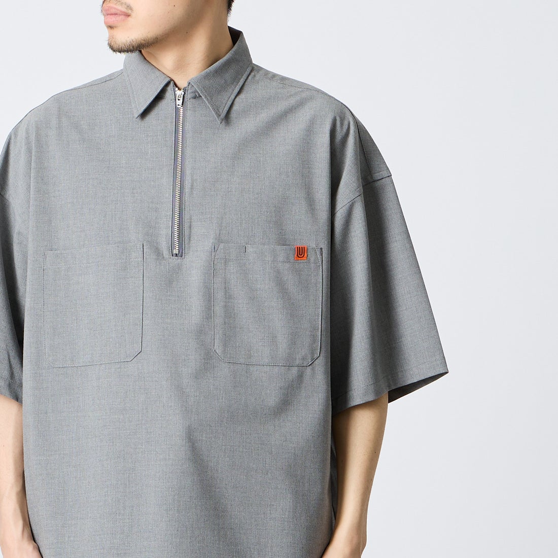 UNIVERSAL OVERALL [ユニバーサルオーバーオール] 別注 ハーフジップシャツ [U2611120IN-JF] LT.GRAY &&モデル身長：168cm 着用サイズ：M&&