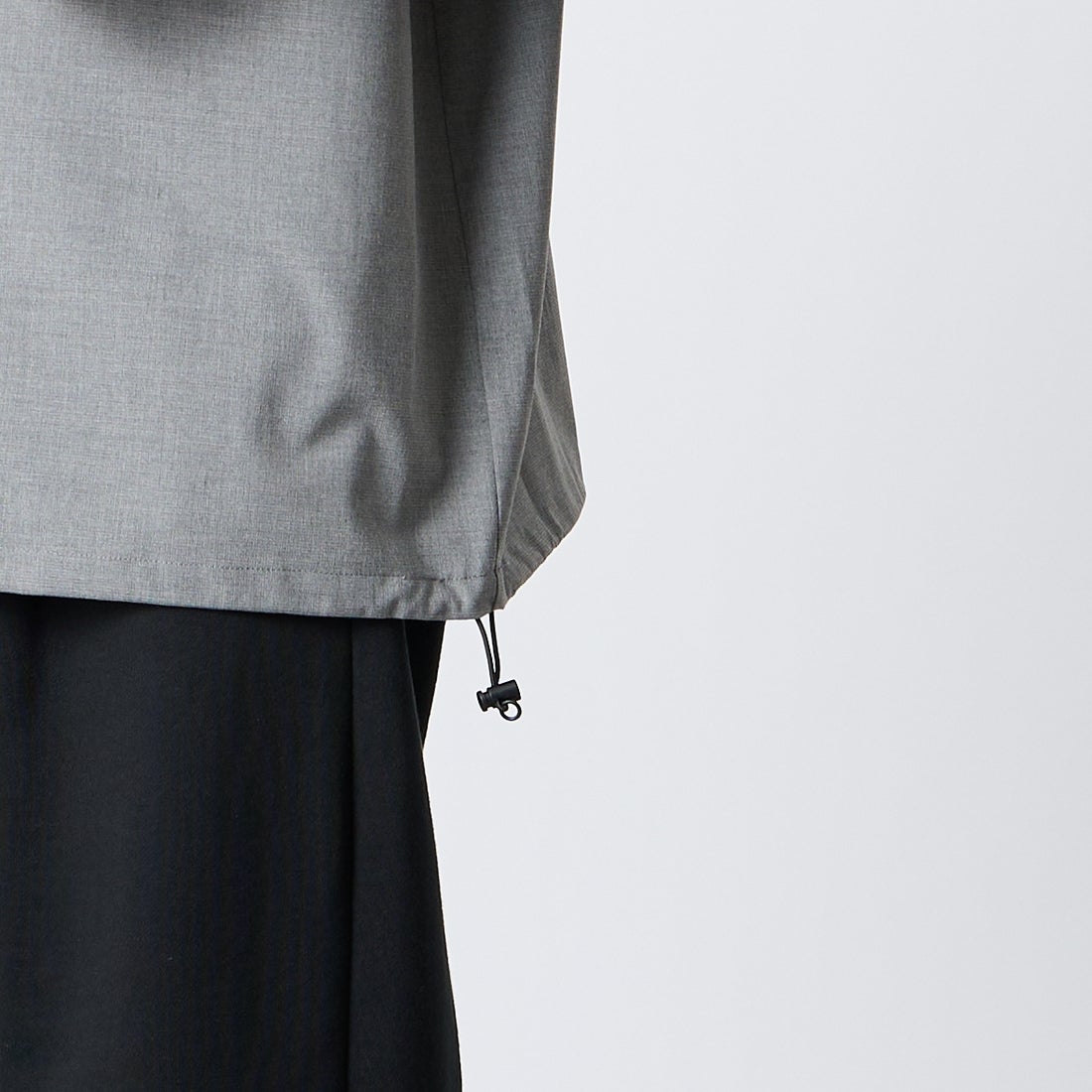 UNIVERSAL OVERALL [ユニバーサルオーバーオール] 別注 ハーフジップシャツ [U2611120IN-JF] LT.GRAY &&モデル身長：168cm 着用サイズ：M&&