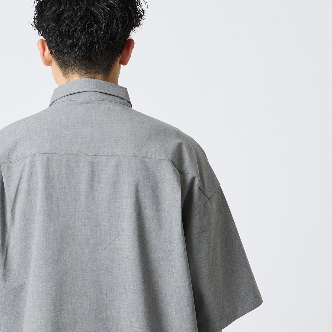 UNIVERSAL OVERALL [ユニバーサルオーバーオール] 別注 ハーフジップシャツ [U2611120IN-JF] LT.GRAY &&モデル身長：168cm 着用サイズ：M&&