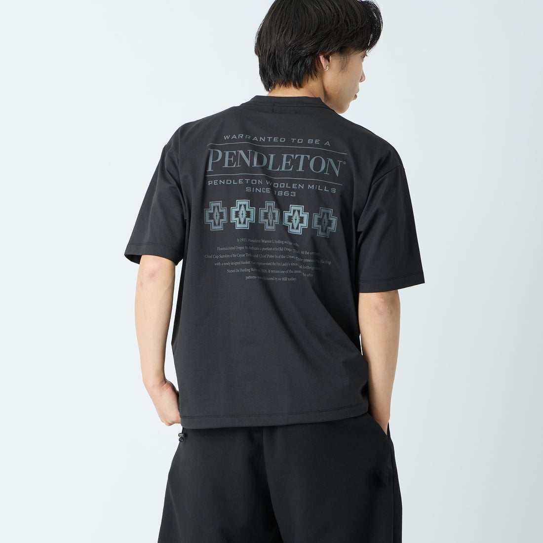 PENDLETON [ペンドルトン] 別注 ドローコード付き ヒストリーロゴ バックプリントTシャツ [6275-4208-JF] BLACK &&モデル身長：179cm 着用サイズ：L&&