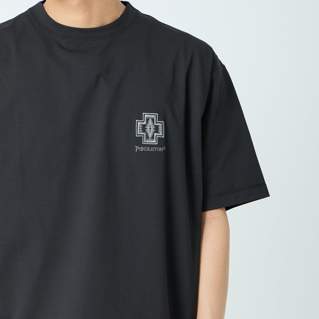 PENDLETON [ペンドルトン] 別注 ドローコード付き ヒストリーロゴ バックプリントTシャツ [6275-4208-JF] BLACK &&モデル身長：179cm 着用サイズ：L&&