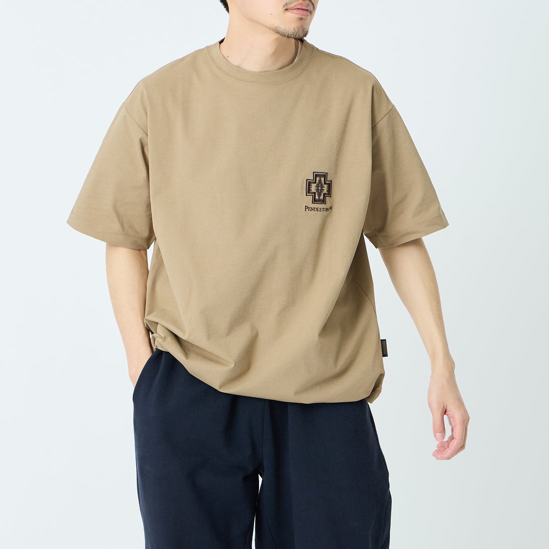 PENDLETON [ペンドルトン] 別注 ドローコード付き ヒストリーロゴ バックプリントTシャツ [6275-4208-JF] TAN &&モデル身長：168cm 着用サイズ：M&&
