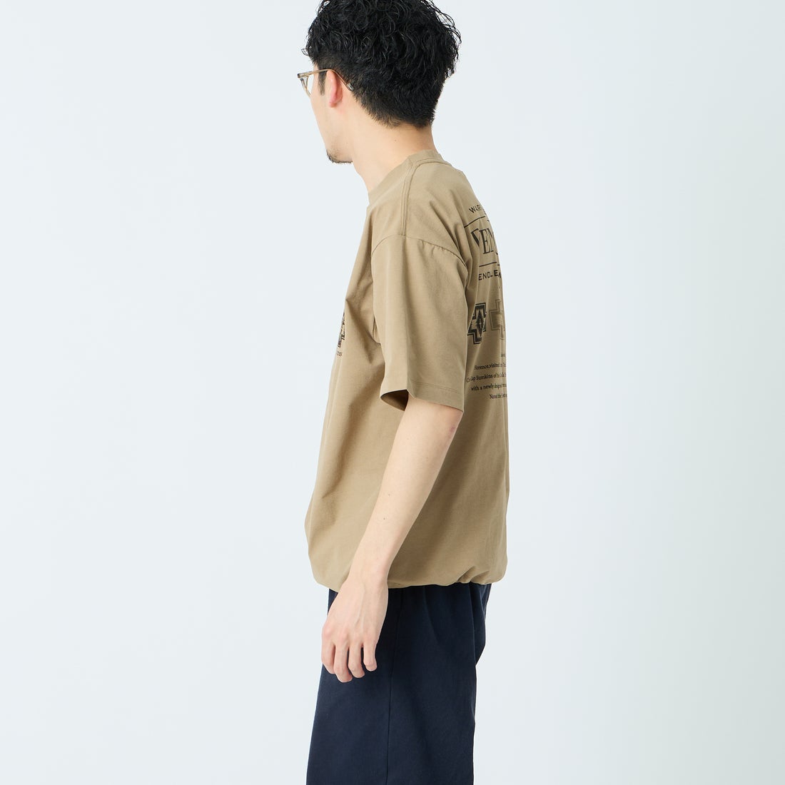 PENDLETON [ペンドルトン] 別注 ドローコード付き ヒストリーロゴ バックプリントTシャツ [6275-4208-JF] TAN &&モデル身長：168cm 着用サイズ：M&&