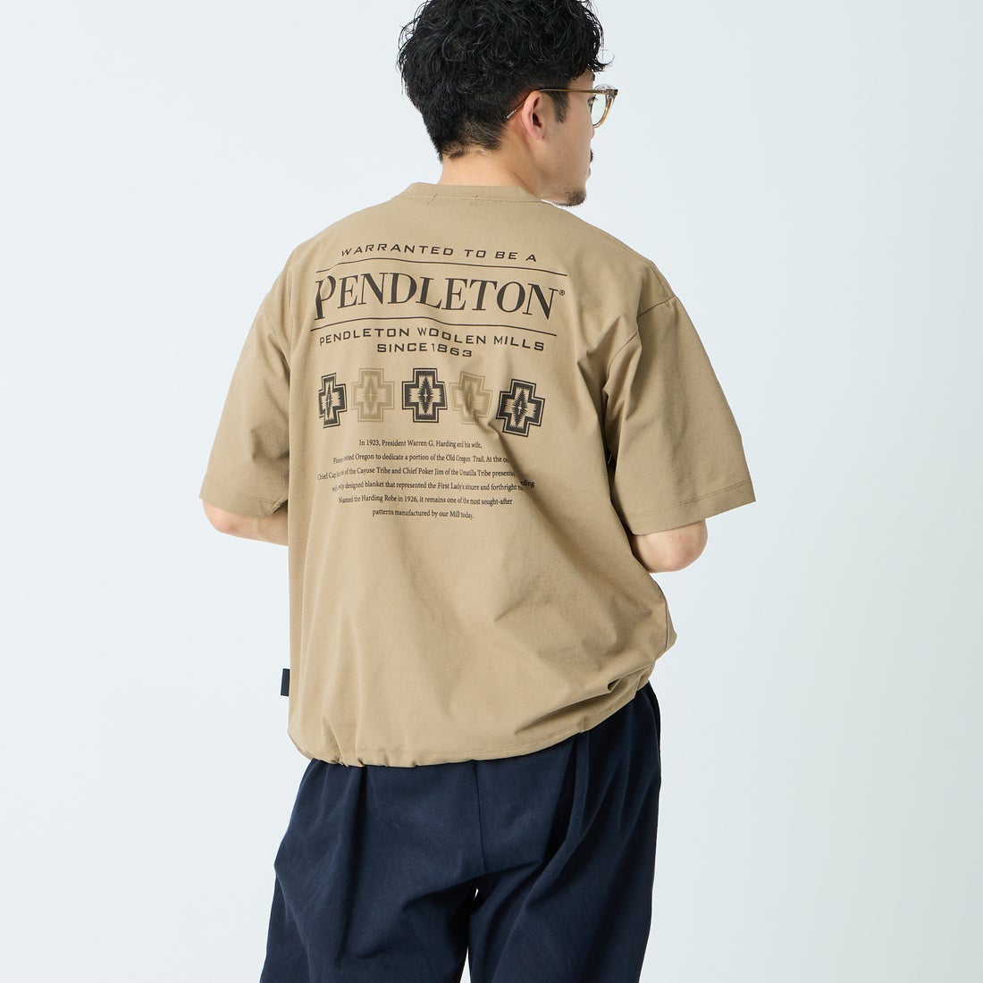 PENDLETON [ペンドルトン] 別注 ドローコード付き ヒストリーロゴ バックプリントTシャツ [6275-4208-JF] TAN &&モデル身長：168cm 着用サイズ：M&&