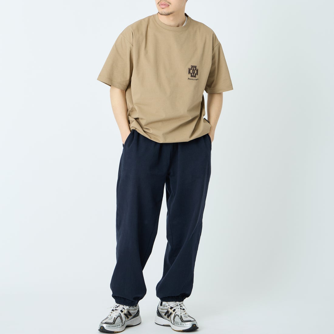 PENDLETON [ペンドルトン] 別注 ドローコード付き ヒストリーロゴ バックプリントTシャツ [6275-4208-JF] TAN &&モデル身長：168cm 着用サイズ：M&&