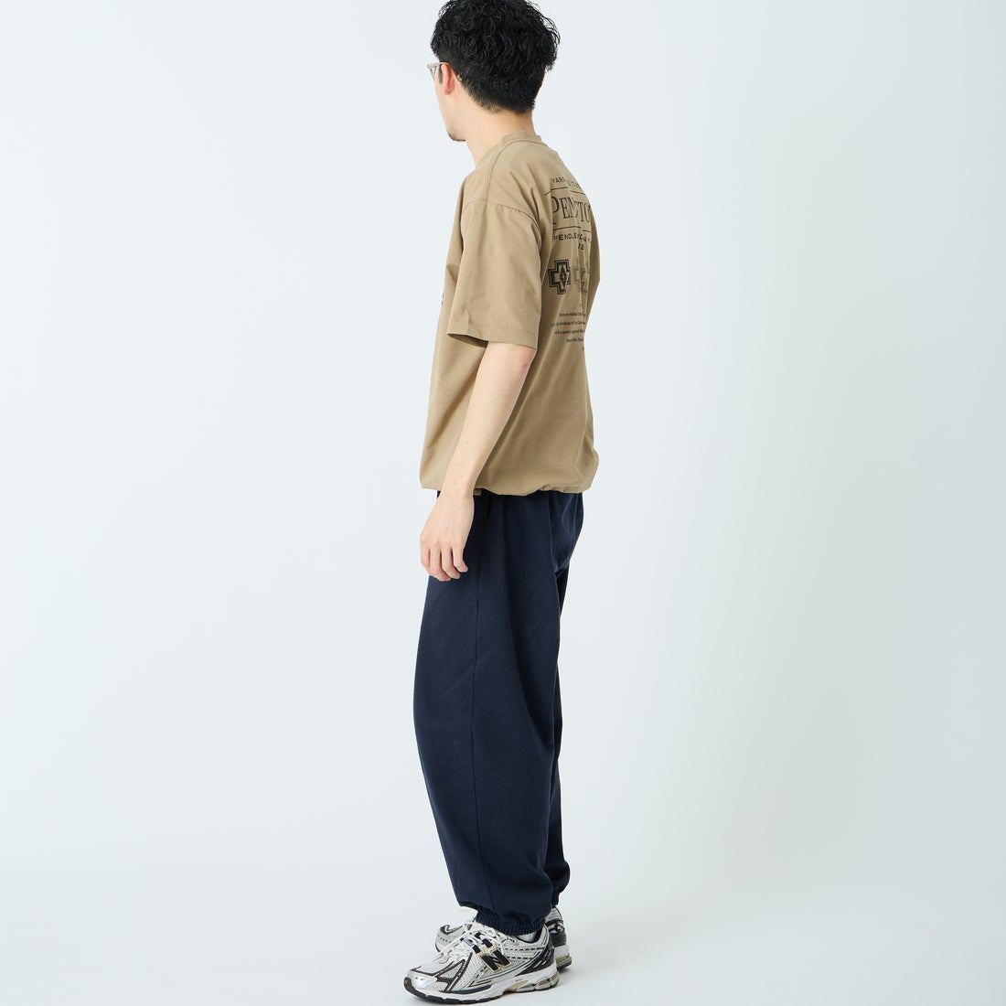 PENDLETON [ペンドルトン] 別注 ドローコード付き ヒストリーロゴ バックプリントTシャツ [6275-4208-JF] TAN &&モデル身長：168cm 着用サイズ：M&&