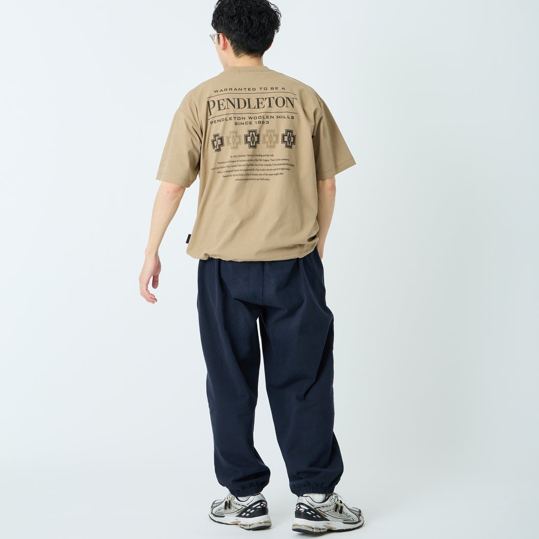 PENDLETON [ペンドルトン] 別注 ドローコード付き ヒストリーロゴ バックプリントTシャツ [6275-4208-JF] TAN &&モデル身長：168cm 着用サイズ：M&&