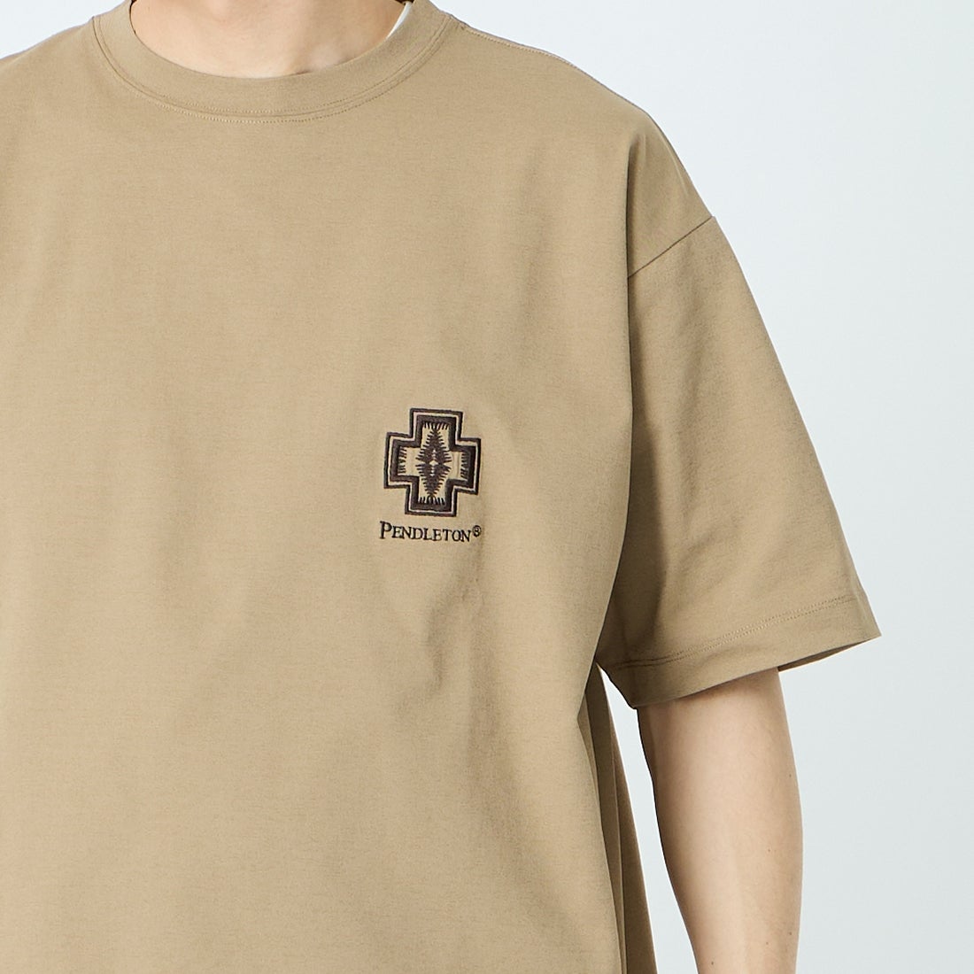 PENDLETON [ペンドルトン] 別注 ドローコード付き ヒストリーロゴ バックプリントTシャツ [6275-4208-JF] TAN &&モデル身長：168cm 着用サイズ：M&&