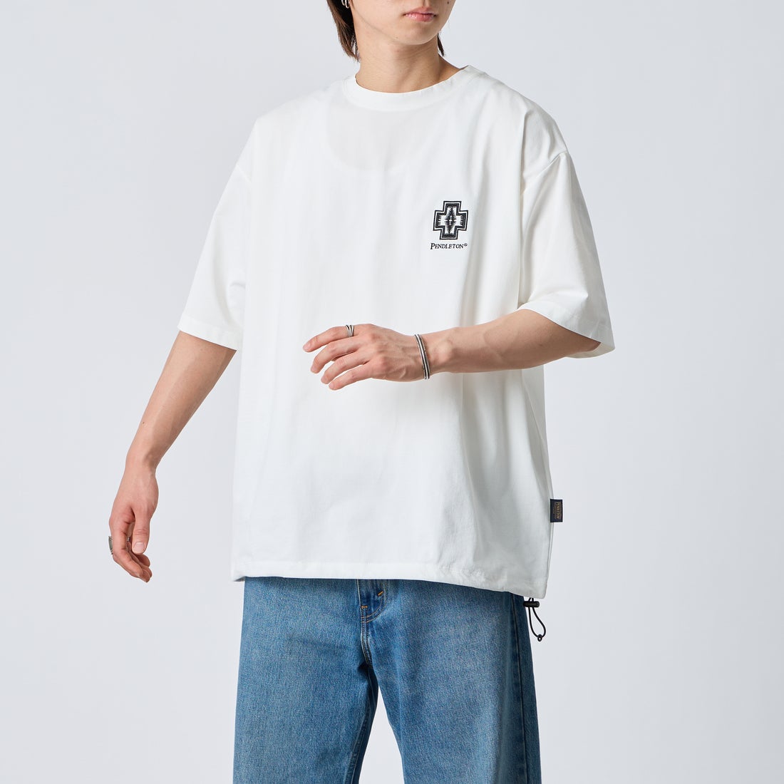 PENDLETON [ペンドルトン] 別注 ドローコード付き ヒストリーロゴ バックプリントTシャツ [6275-4208-JF] WHITE &&モデル身長：177cm 着用サイズ：XL&&