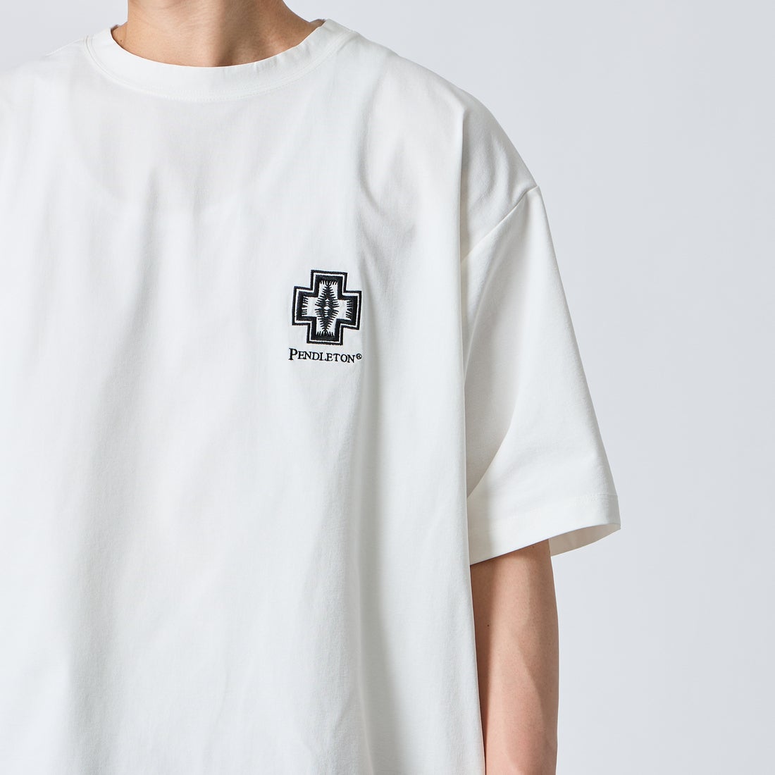 PENDLETON [ペンドルトン] 別注 ドローコード付き ヒストリーロゴ バックプリントTシャツ [6275-4208-JF] WHITE &&モデル身長：177cm 着用サイズ：XL&&