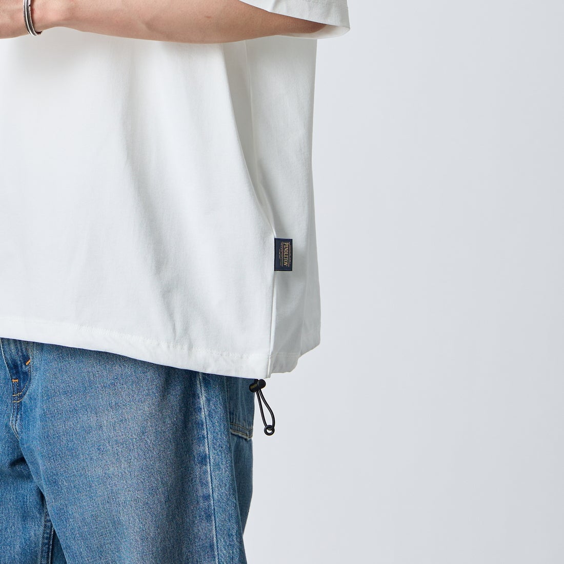 PENDLETON [ペンドルトン] 別注 ドローコード付き ヒストリーロゴ バックプリントTシャツ [6275-4208-JF] WHITE &&モデル身長：177cm 着用サイズ：XL&&
